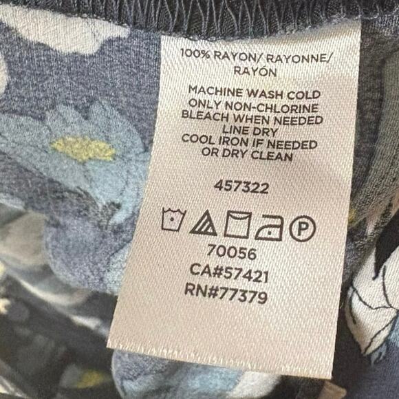 Loft Outlet Blue‎ Floral Pleated Soft Shorts Size 8 - Picture 8 of 8